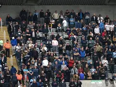 关于曼联球迷积极操办助威活动，期待胜利的信息