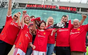 关于曼联球迷积极操办助威活动，期待胜利的信息