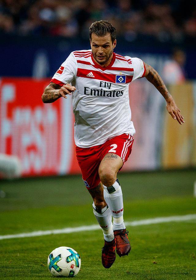 关于凯泽斯劳滕球员庆祝进球，获得球迷热情支持的信息