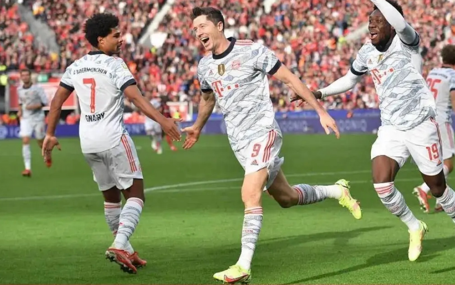 包含勒沃库森客场遭遇拜仁慕尼黑,实力悬殊的词条 包含勒沃库森客场遭遇拜仁慕尼黑,实力悬殊的词条