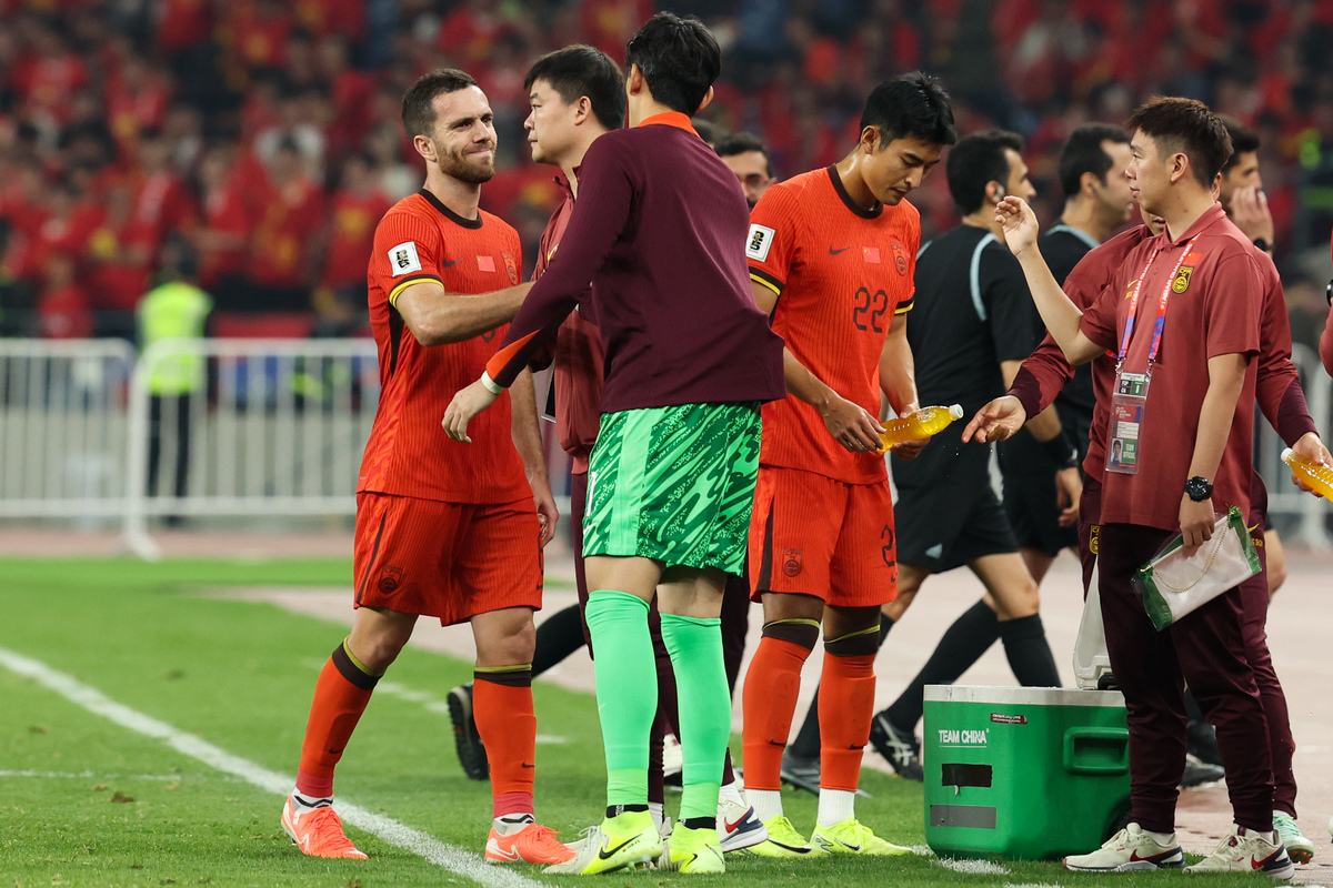 关于足球比赛中一场惊险对决，胜负难料的信息