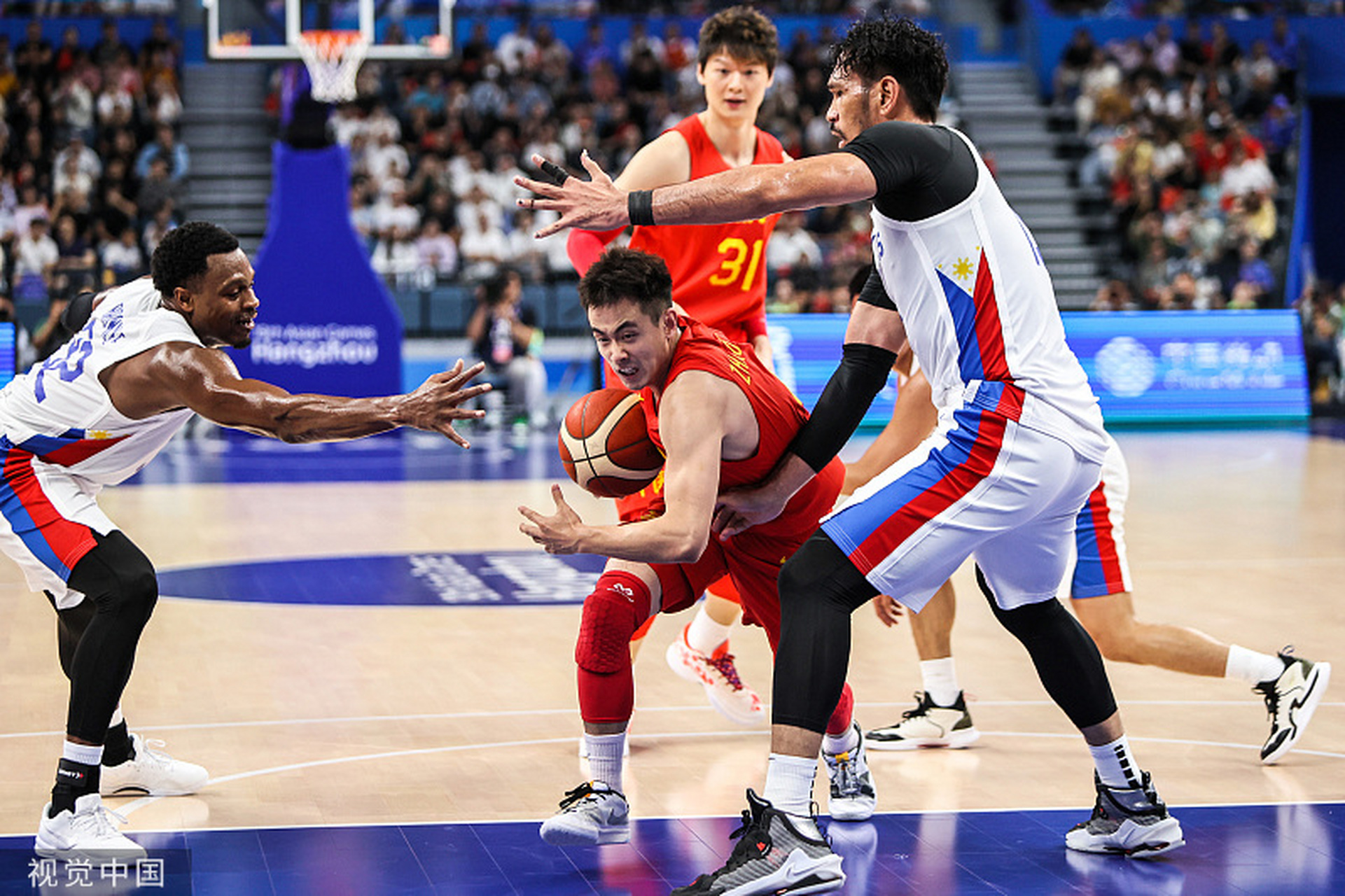 包含国际篮球盛事现场，球员们奋勇争先的词条