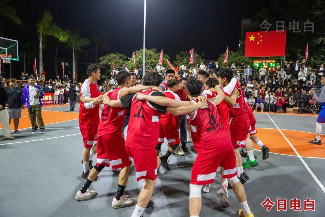 包含国际篮球盛事现场，球员们奋勇争先的词条